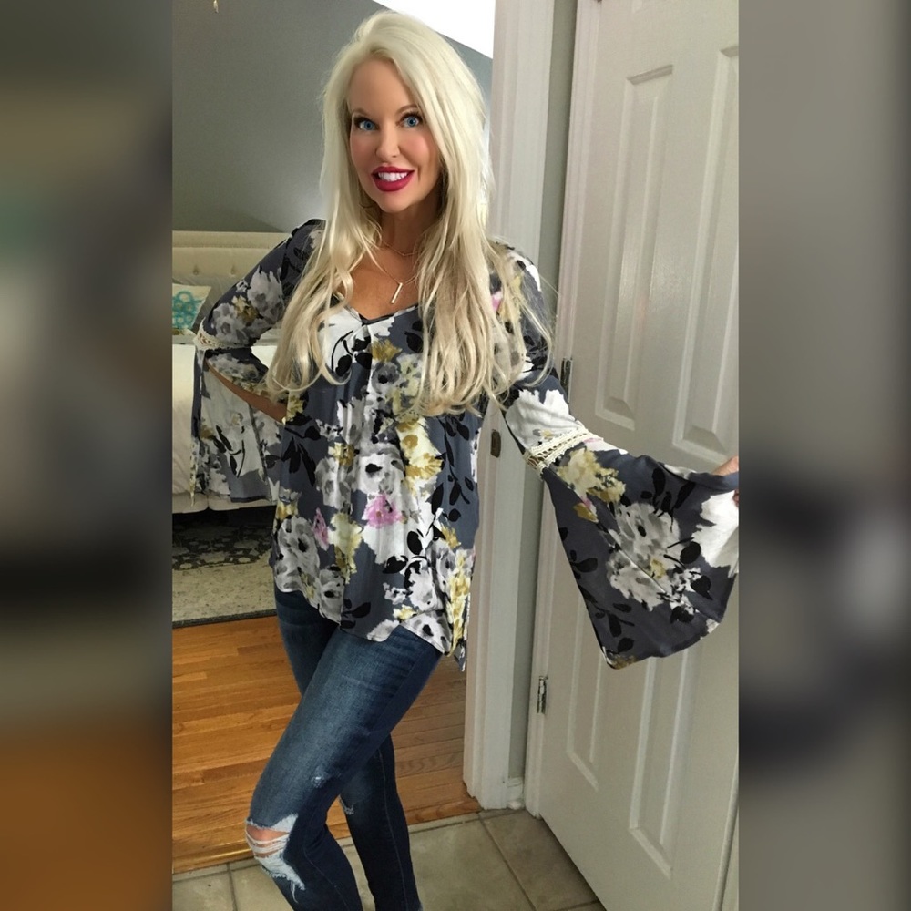 LAST 2! 💕Floral slit Bell Sleeve Tunic - Picture 2 of 7